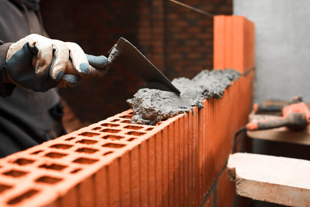 Murowanie 1 bricklayer puts bricks to make a wall 2023 11 27 05 32 27 utc