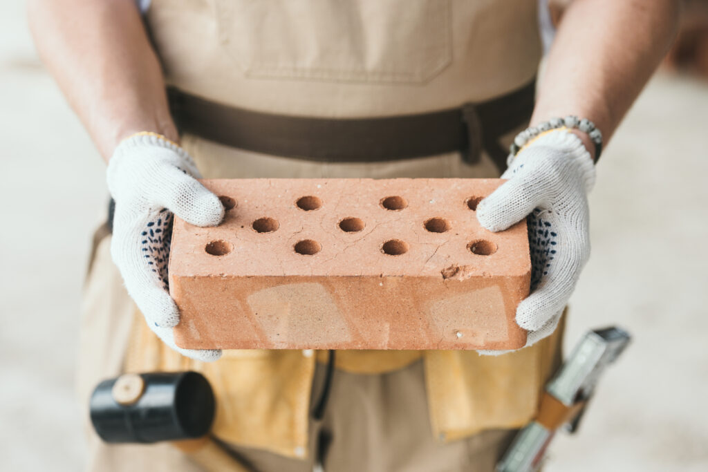 Murowanie 2 cropped image of builder in protective gloves hold 2023 11 27 05 20 19 utc